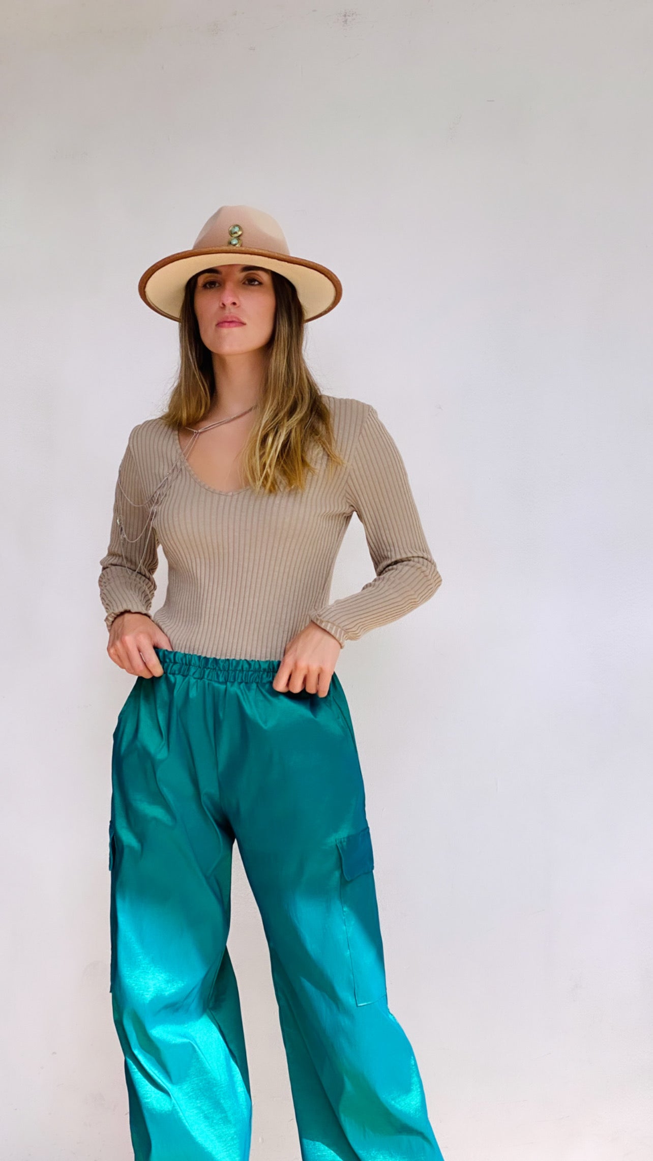 Pantalón tipo seda mojada