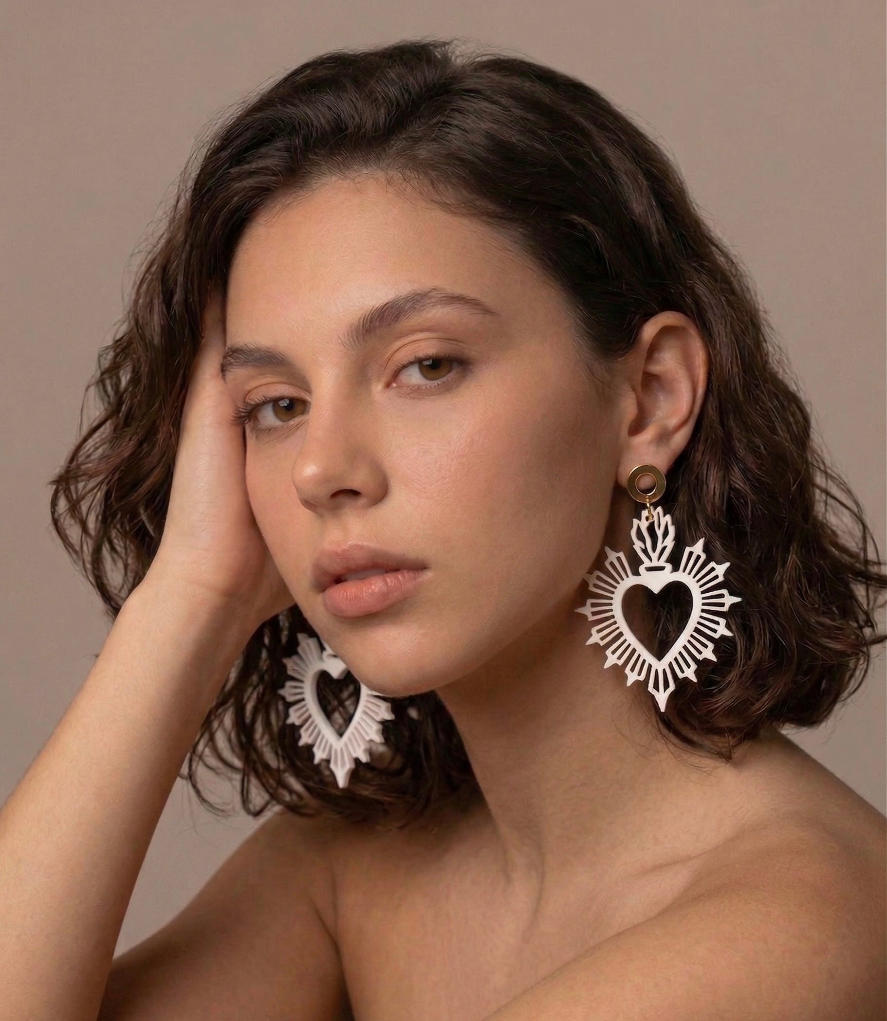 Aretes Alma blanco · Mistica · joyería de autor latinoamericano