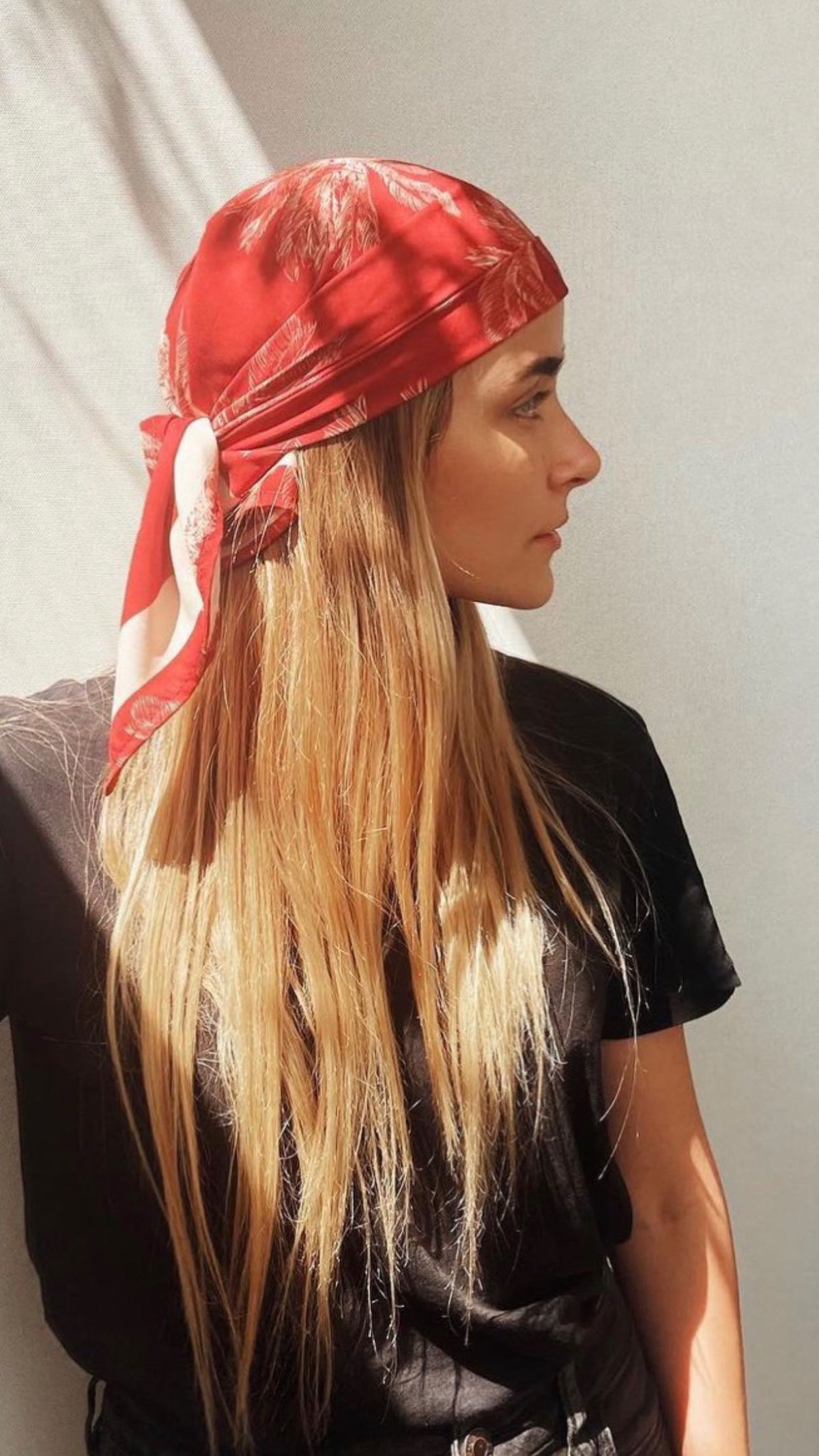 pañuelo rojo estampado en lino usado como accesorio de cabello mujer aguadulce