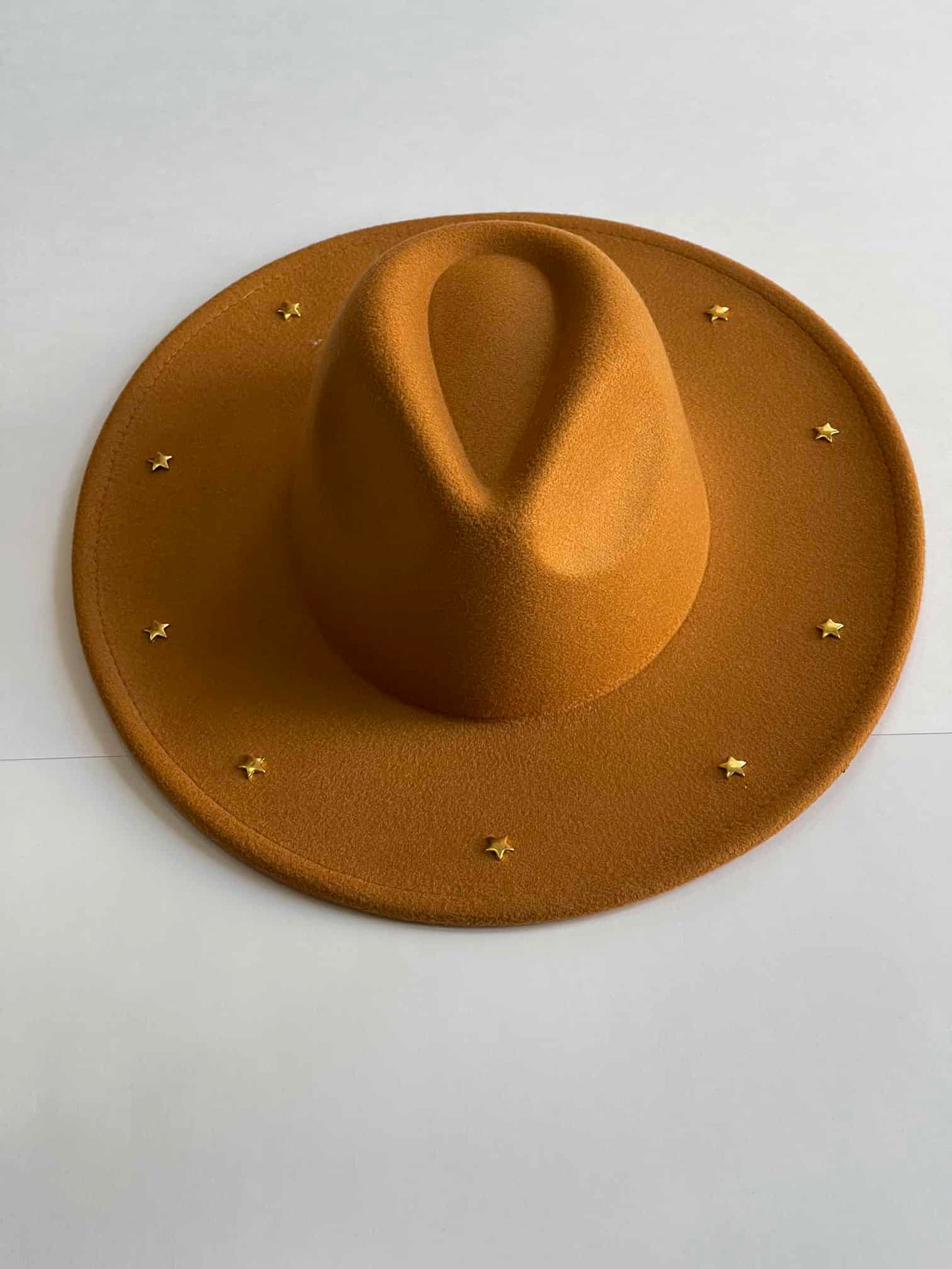 Estrella Dorada: El sombrero fedora en café con detalles dorados para un toque de elegancia y estilo
