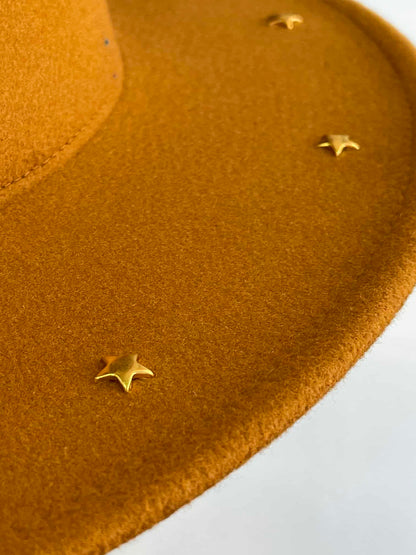 Estrella Dorada: El sombrero fedora en café con detalles dorados para un toque de elegancia y estilo