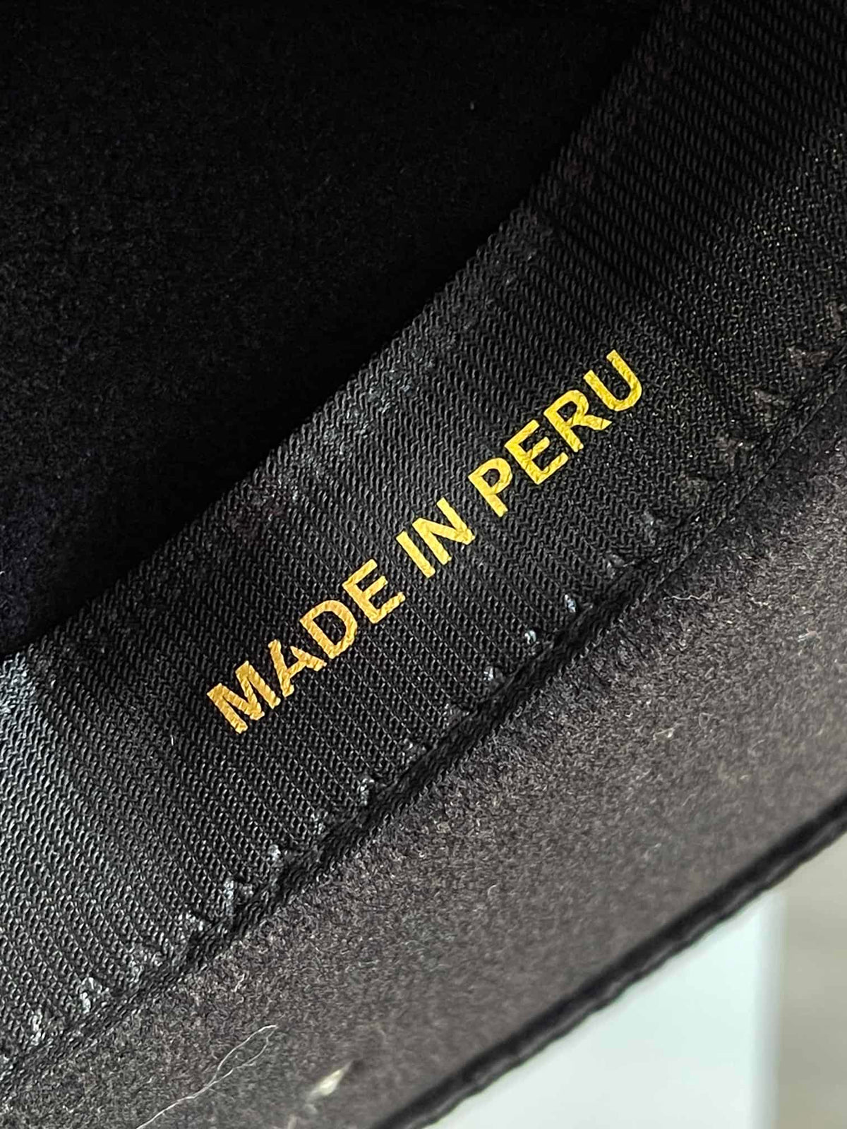 ¡Añade un toque de elegancia y originalidad a tu outfit con Estrella Negra, el sombrero fedora con detalles plateados! Este sombrero es imprescindible para cualquier amante de la moda que busca un toque de sofisticación en su look.