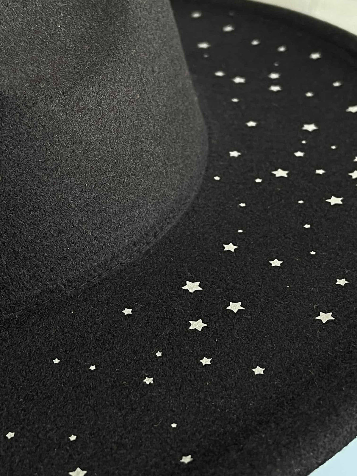¡Añade un toque de elegancia y originalidad a tu outfit con Estrella Negra, el sombrero fedora con detalles plateados! Este sombrero es imprescindible para cualquier amante de la moda que busca un toque de sofisticación en su look.