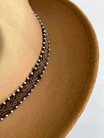 ¡Añade un toque de elegancia y estilo a tu outfit con este hermoso fedora hat en color moca, hecho en Perú! Este sombrero es imprescindible para cualquier amante de la moda, y su diseño de color fade lo hace único y original.