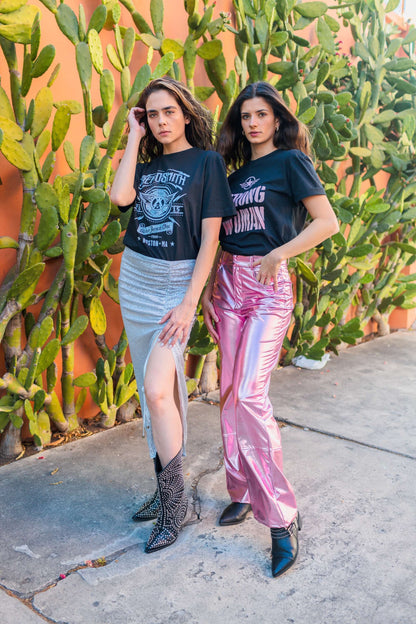 Camiseta negra para mujer con la frase "Strong Woman" y detalle militar en color rosa. Celebra tu fuerza con estilo. Descubre más en Free Spirit.