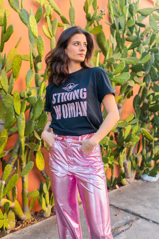 Camiseta negra para mujer con la frase "Strong Woman" y detalle militar en color rosa. Celebra tu fuerza con estilo. Descubre más en Free Spirit.