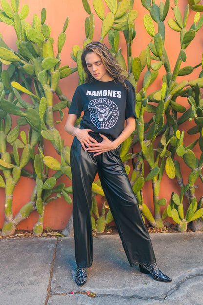 Camiseta con el logo de los Ramones en blanco, un símbolo del punk rock. Exprésate con actitud y estilo. Descubre más en Free Spirit.