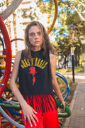 Camiseta sin mangas con flecos y detalle de rosa roja. Expresa tu amor por el rock con estilo. Descubre más en Free Spirit.