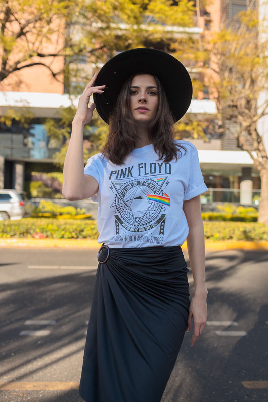 Camiseta de mujer de Pink Floyd en negro con detalles del disco "Dark Side of the Moon". Celebra la historia del rock. Descubre más en Free Spirit.