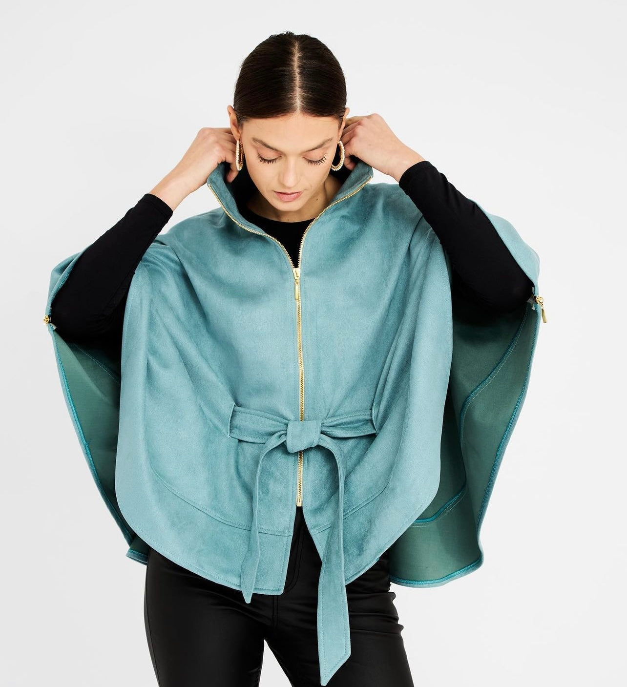 ¡Agrega un toque de frescura a tu guardarropa con la hermosa Capa Sofía Verde! Con su hermoso tono verde vibrante, 
