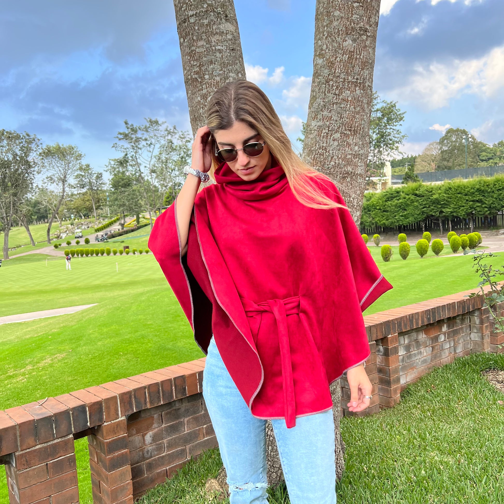 Descubre la hermosa capa Monserrat Rojo de la diseñadora colombiana Sandra Botero.