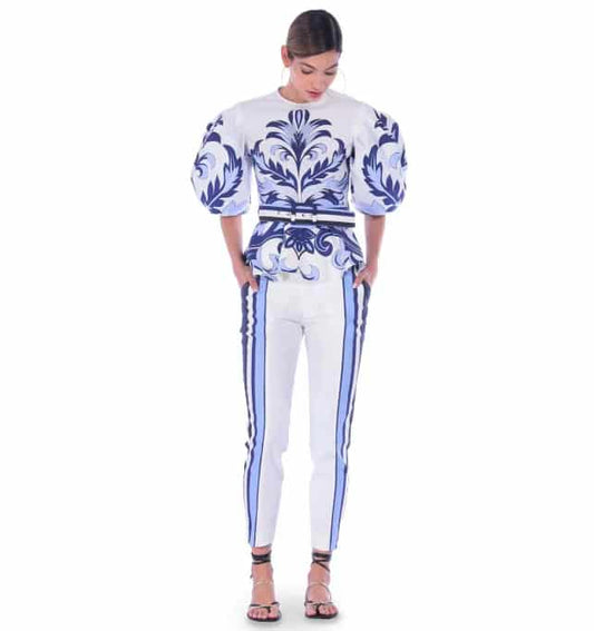 Feli Blouse Con su diseño único y exclusivo, esta blusa es perfecta para aquellas mujeres que buscan una prenda sofisticada y original. 