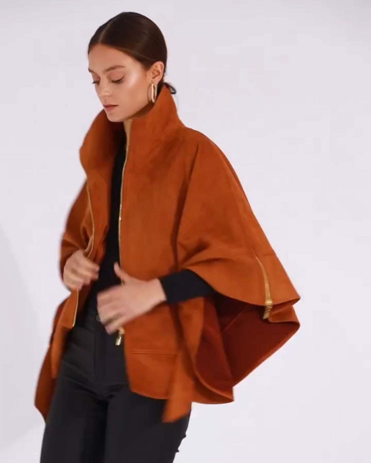 ¡Dale un toque de elegancia a tu guardarropa con la hermosa Capa Mariana Camel de la diseñadora colombiana Sandra Botero!