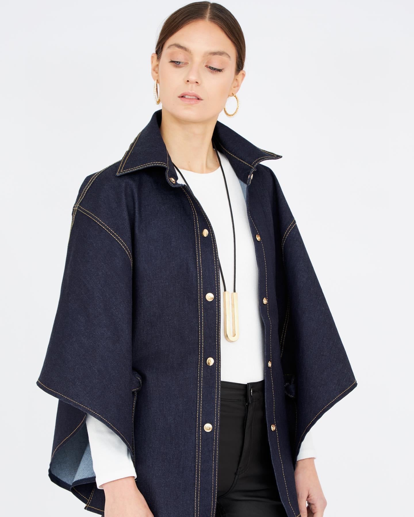 La Capa Julia Denim es versátil y fácil de combinar con cualquier atuendo. Ya sea para una salida informal con amigos o para un día relajado en la ciudad.
