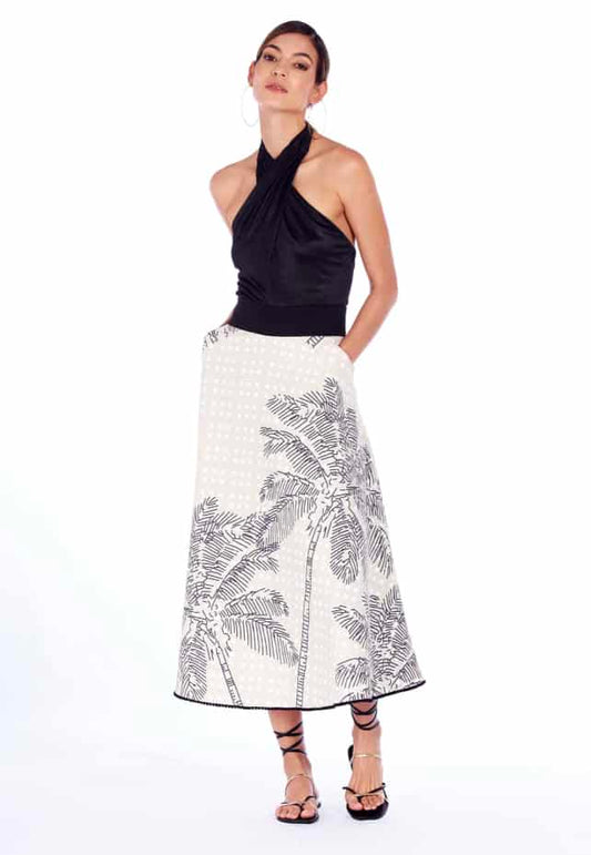 Alian Skirt una prenda fresca y moderna. Su estampado de palmeras le da un toque de naturaleza y frescura.