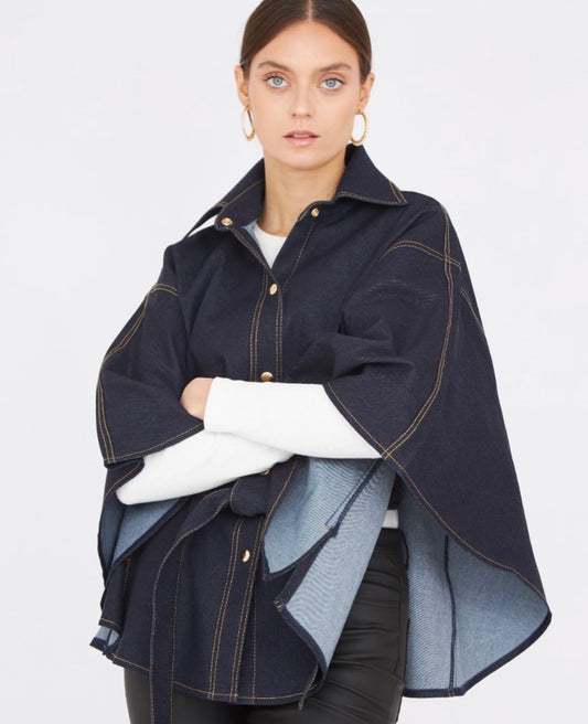 La Capa Julia Denim es versátil y fácil de combinar con cualquier atuendo. Ya sea para una salida informal con amigos o para un día relajado en la ciudad.