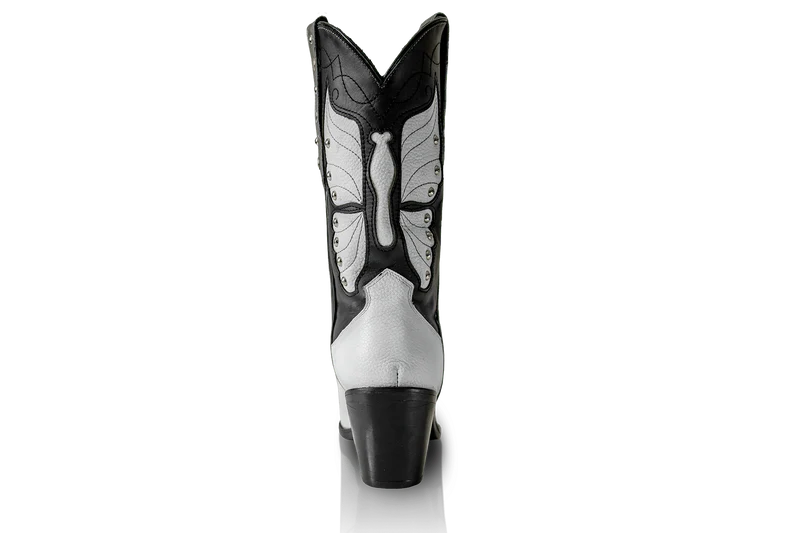 ¡Atrévete a destacar con el estilo único y audaz de las botas Monarch en blanco y negro! Esta selección clásica de colores está inspirada en el estilo cowboy, pero con un toque que solo BDG puede brindar: detalles en mini tachuelas que añaden ese toque extra de estilo.